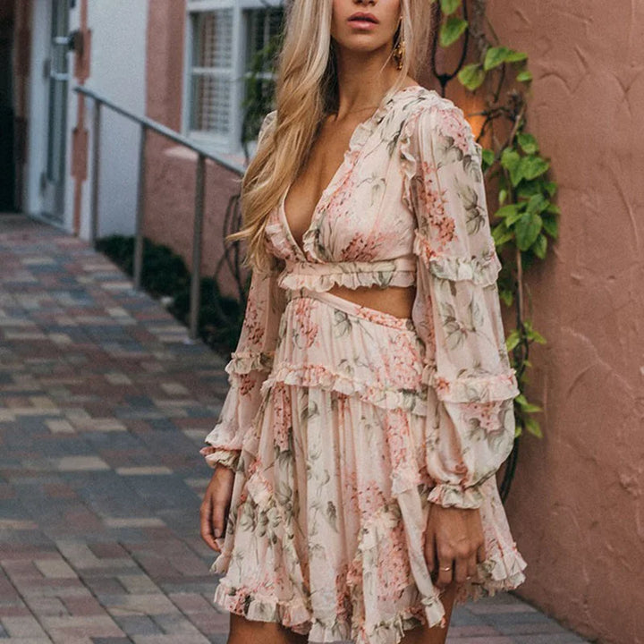 Nikkole | Robe avec décolleté à la taille