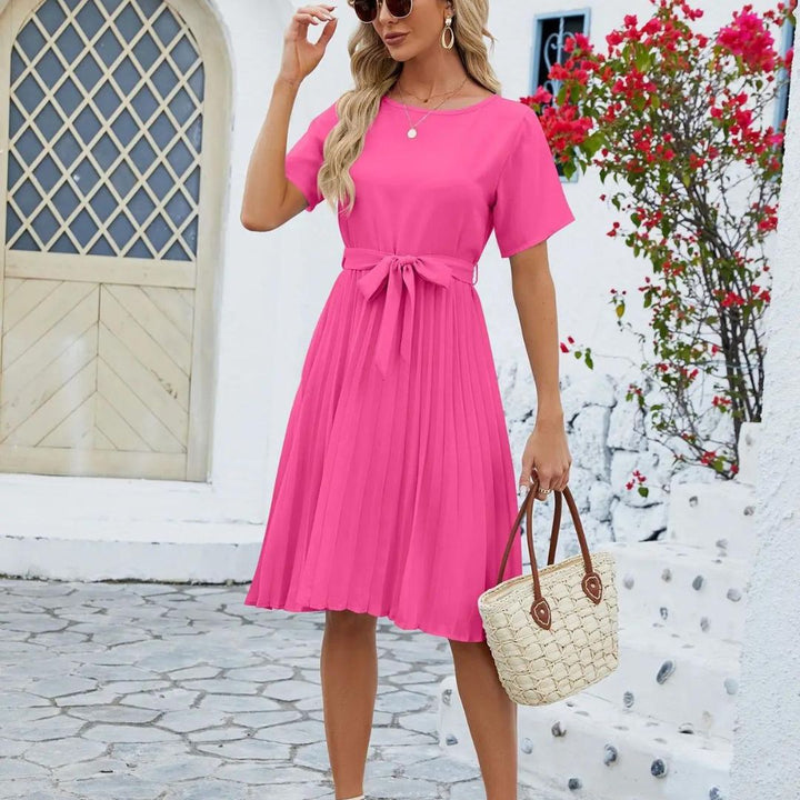 Leto | Robe midi classique plissée avec ceinture à nouer
