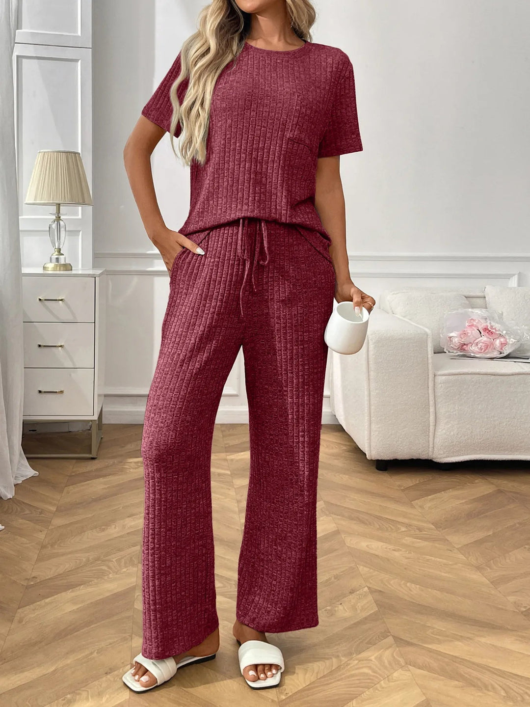 Helene - Ensemble coordonné élégant en maille côtelée avec haut manches courtes et pantalon