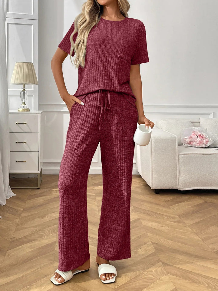 Helene - Ensemble coordonné élégant en maille côtelée avec haut manches courtes et pantalon