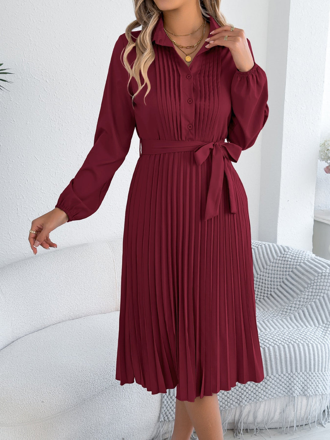 Nikayla - Robe élégante plissée à manches longues avec taille à nouer