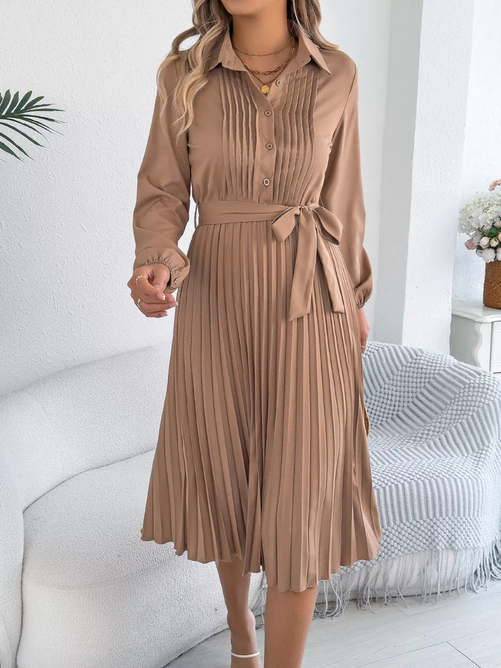 Nikayla - Robe élégante plissée à manches longues avec taille à nouer