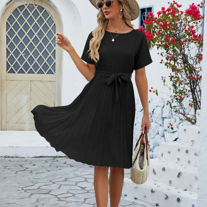 Leto | Robe midi classique plissée avec ceinture à nouer