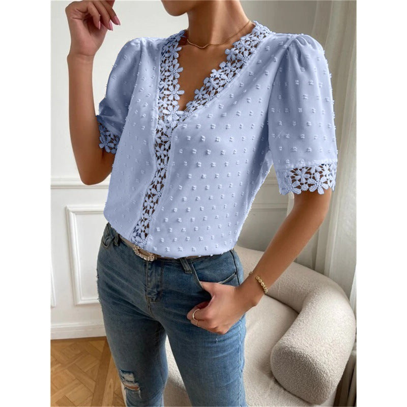 Azalea - Blouse élégante à manches courtes avec col V et finitions en dentelle