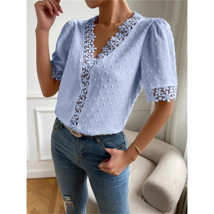 Azalea - Blouse élégante à manches courtes avec col V et finitions en dentelle
