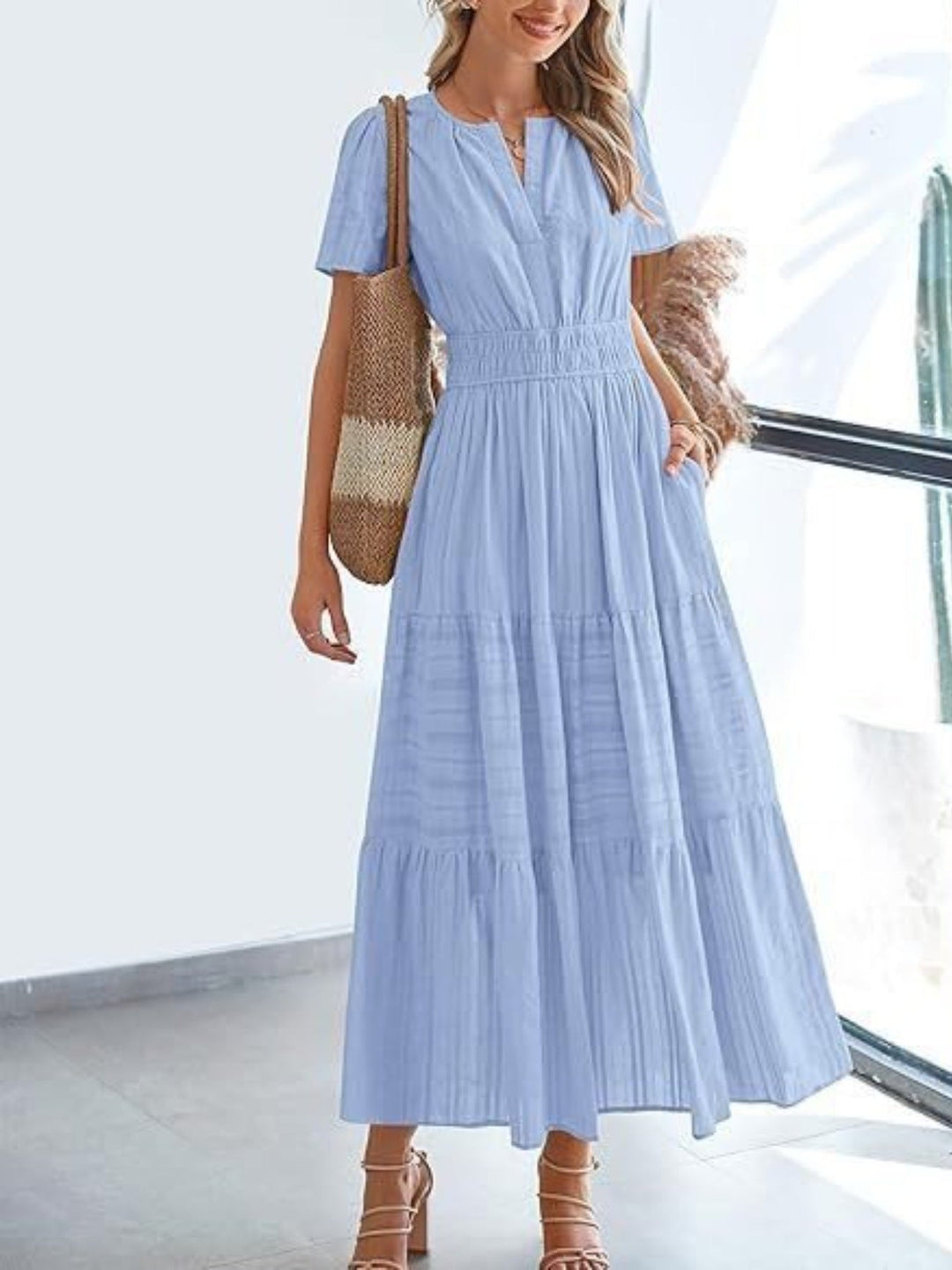 Abi - Robe élégante coupe A-line à étages avec manches courtes et col échancré
