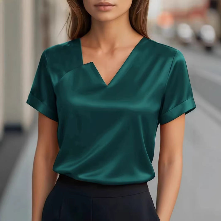 Patrisha - Chemisier satiné asymétrique à col V et manches courtes