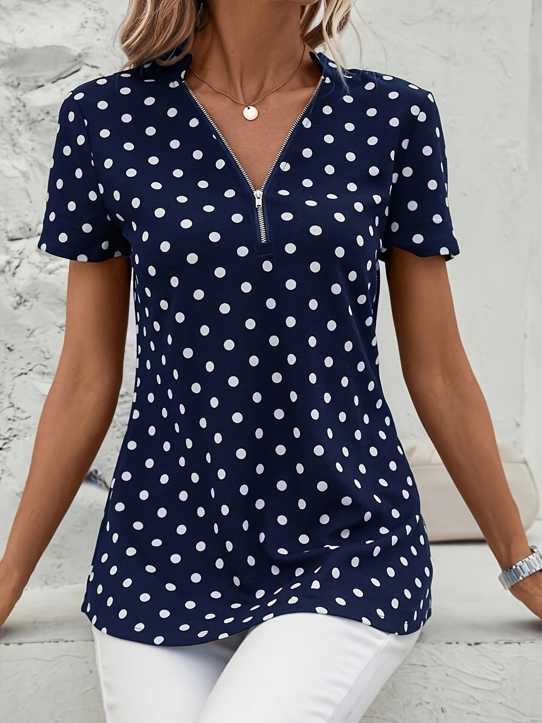 Uzziah - Blouse à pois avec col en V et fermeture zippée quart