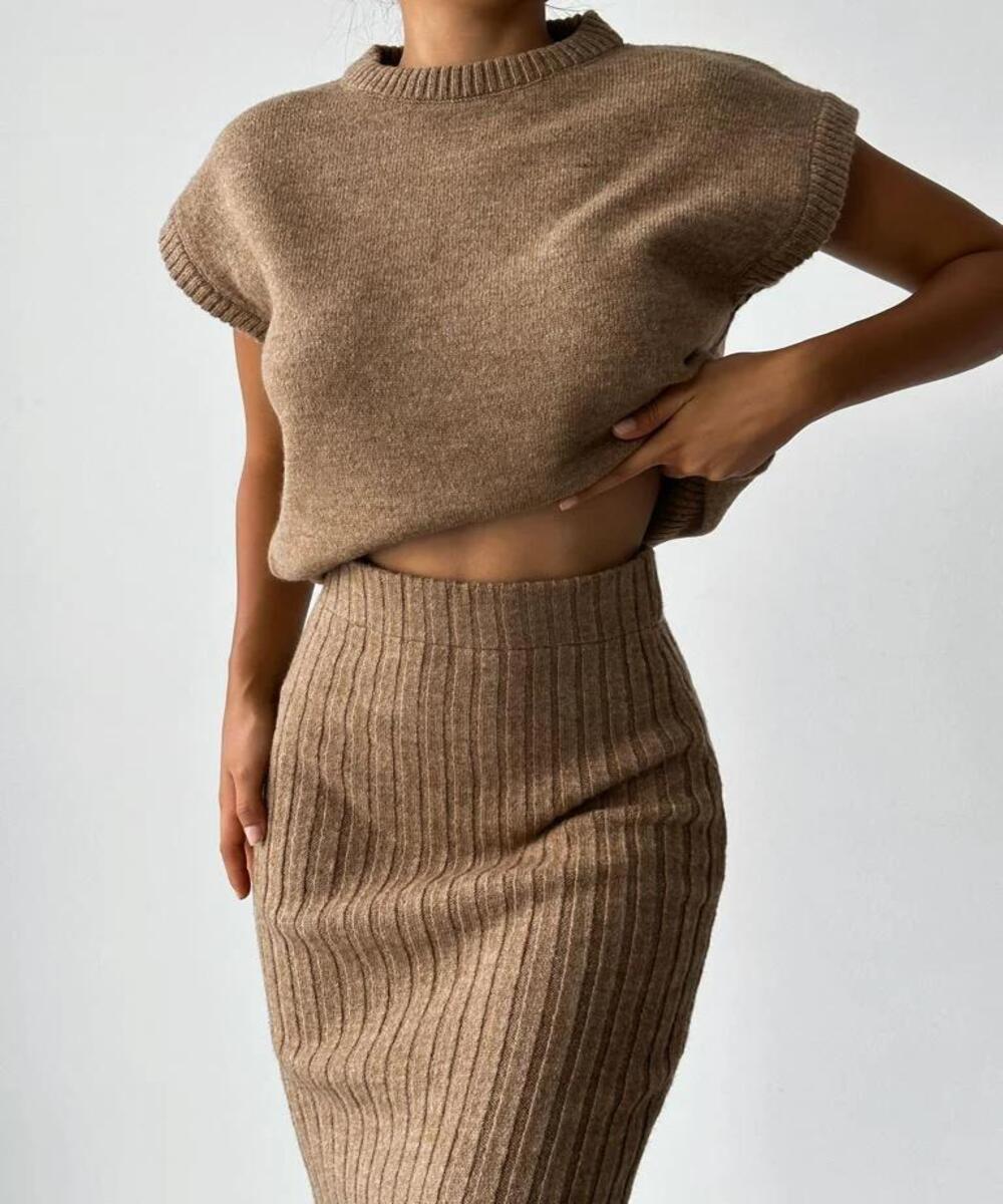 Lynn | Ensemble deux pièces composé d'un cardigan sans manches et d'une jupe tricotée