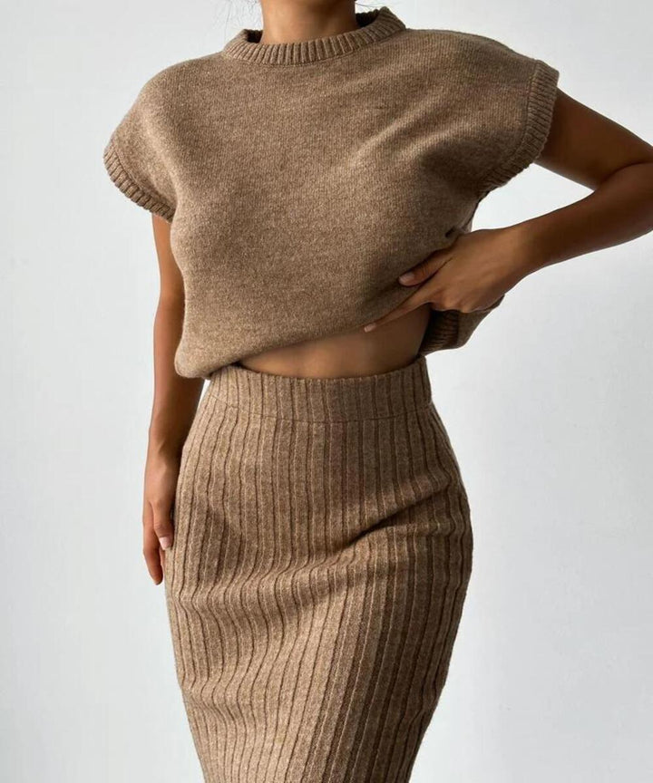 Lynn | Ensemble deux pièces composé d'un cardigan sans manches et d'une jupe tricotée