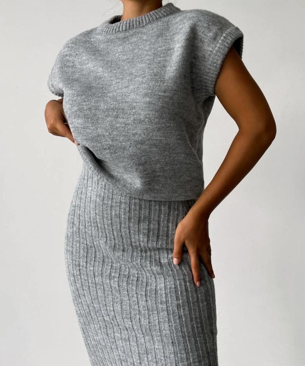 Lynn | Ensemble deux pièces composé d'un cardigan sans manches et d'une jupe tricotée