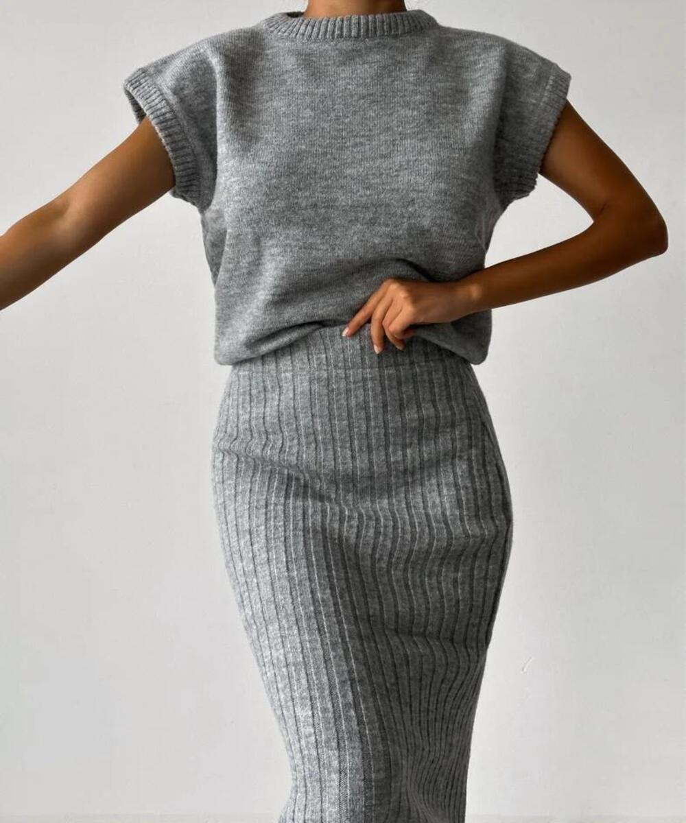 Lynn | Ensemble deux pièces composé d'un cardigan sans manches et d'une jupe tricotée