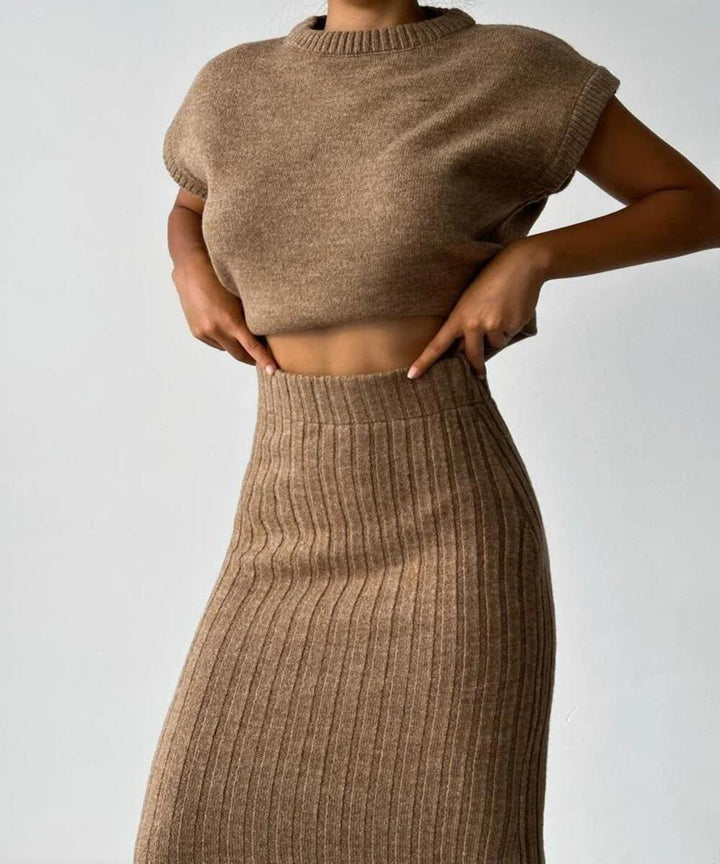 Lynn | Ensemble deux pièces composé d'un cardigan sans manches et d'une jupe tricotée