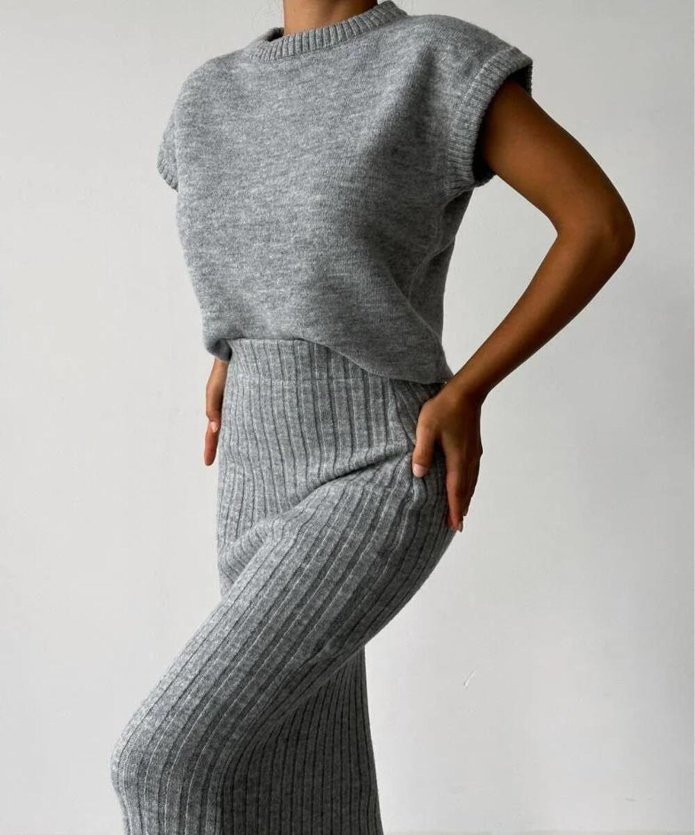 Lynn | Ensemble deux pièces composé d'un cardigan sans manches et d'une jupe tricotée