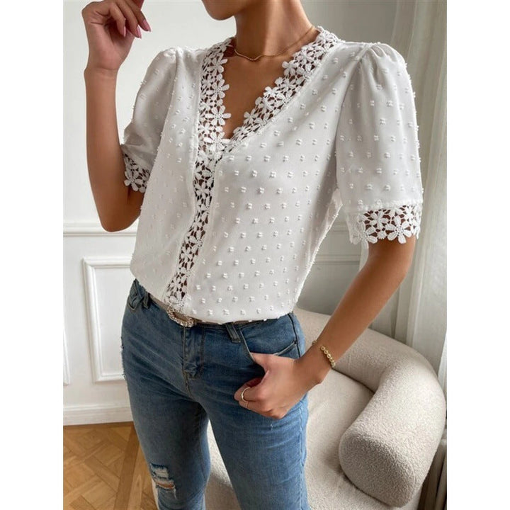 Azalea - Blouse élégante à manches courtes avec col V et finitions en dentelle