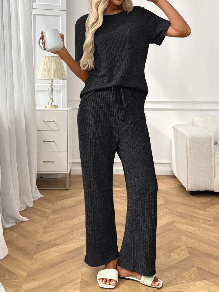 Helene - Ensemble coordonné élégant en maille côtelée avec haut manches courtes et pantalon