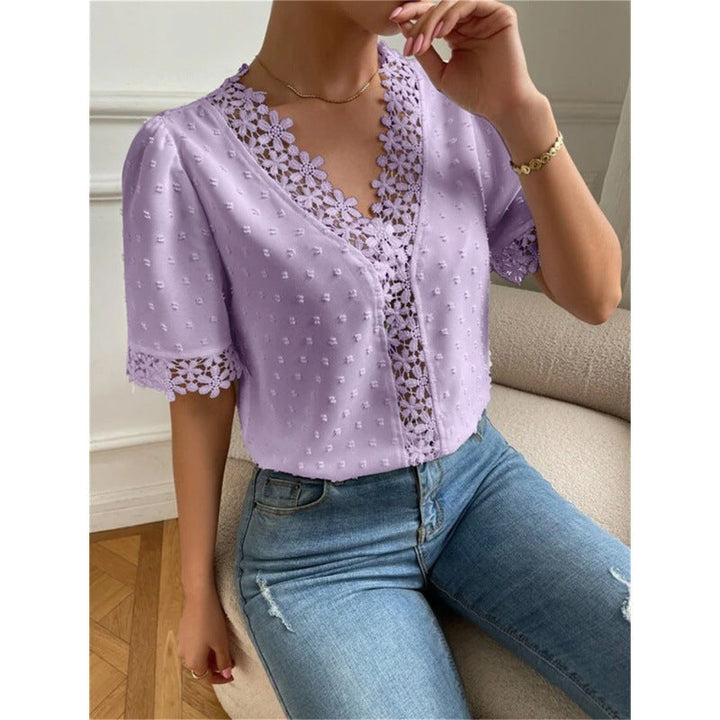 Azalea - Blouse élégante à manches courtes avec col V et finitions en dentelle