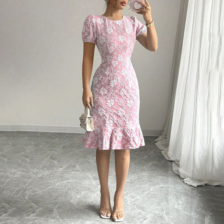 Veyana - Robe moulante jacquard floral à manches bouffantes et ourlet volanté