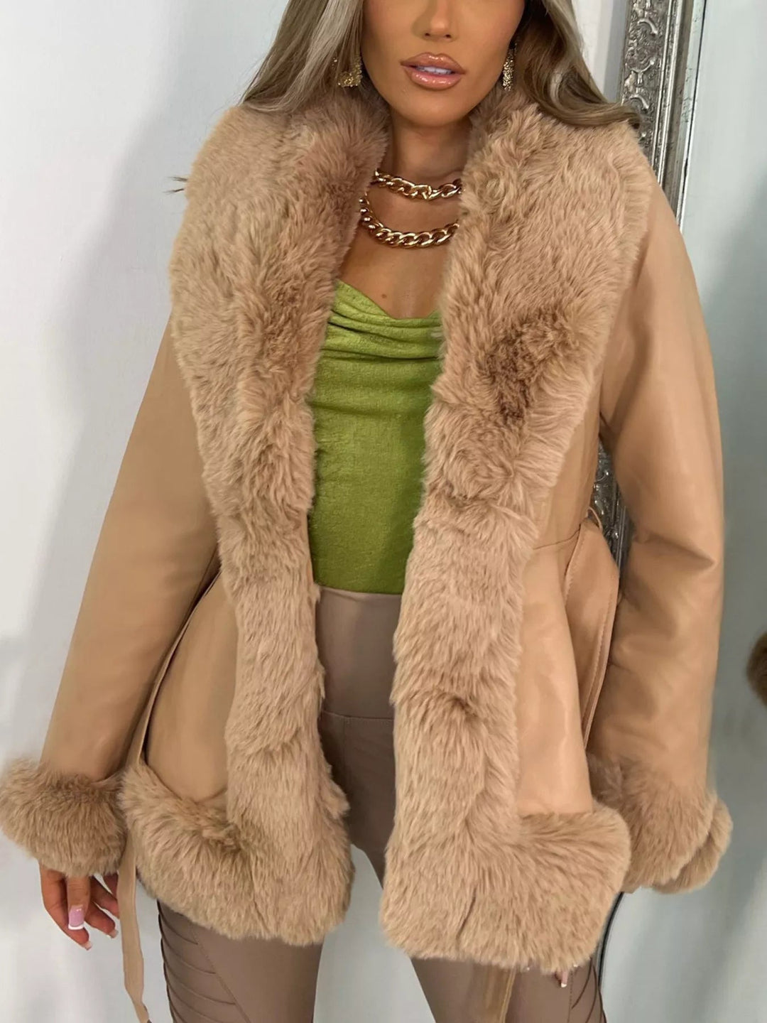 Jelaina - Manteau élégant avec finitions en fausse fourrure