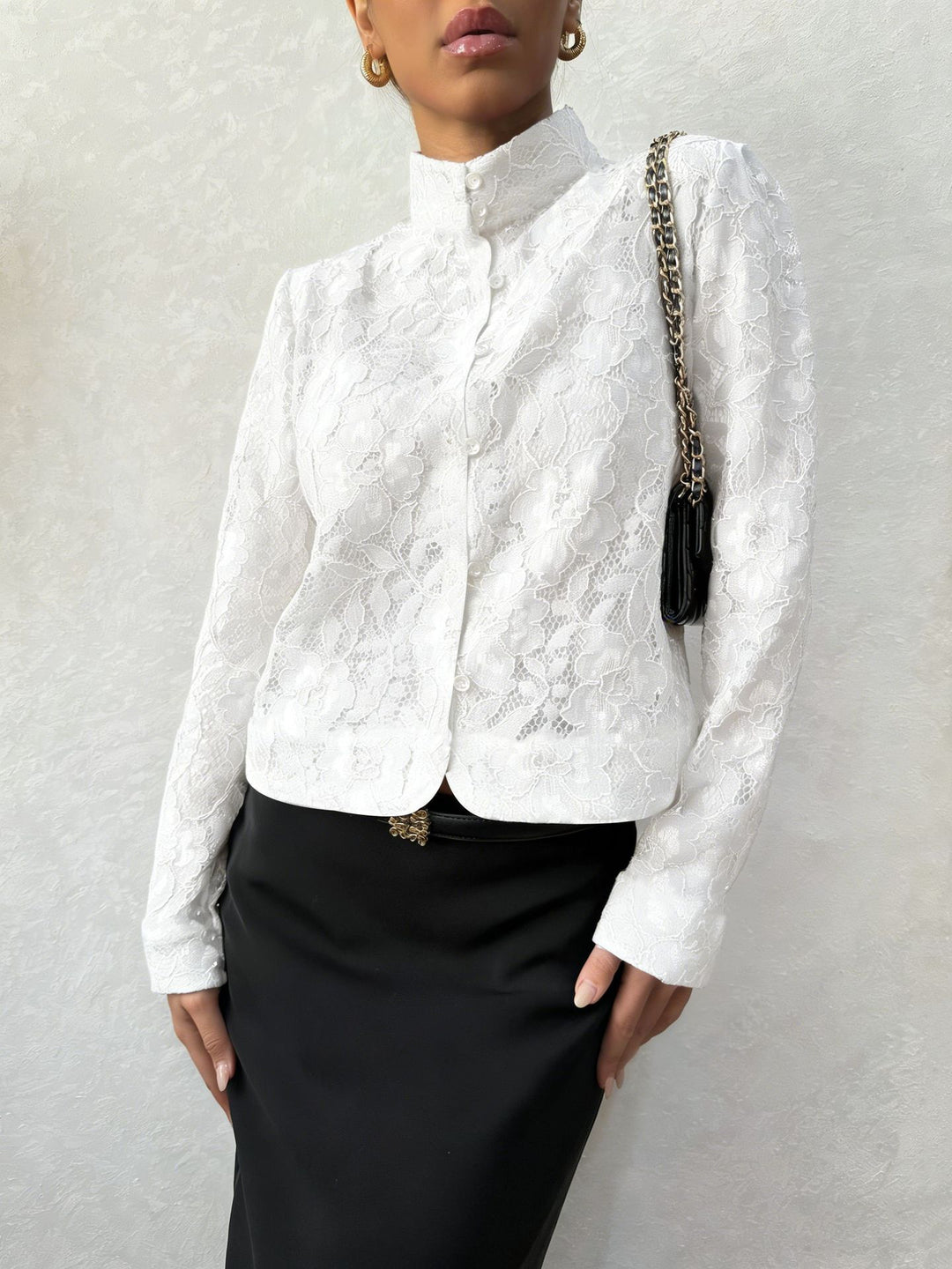 Adelia - Blouse élégante en dentelle florale à col montant et manches longues