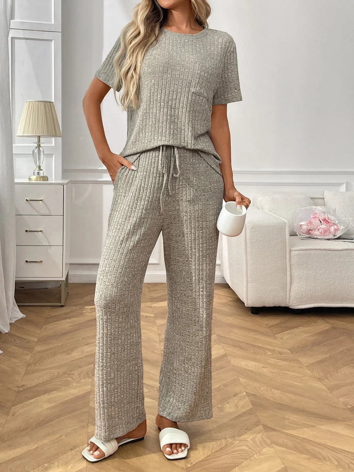 Helene - Ensemble coordonné élégant en maille côtelée avec haut manches courtes et pantalon