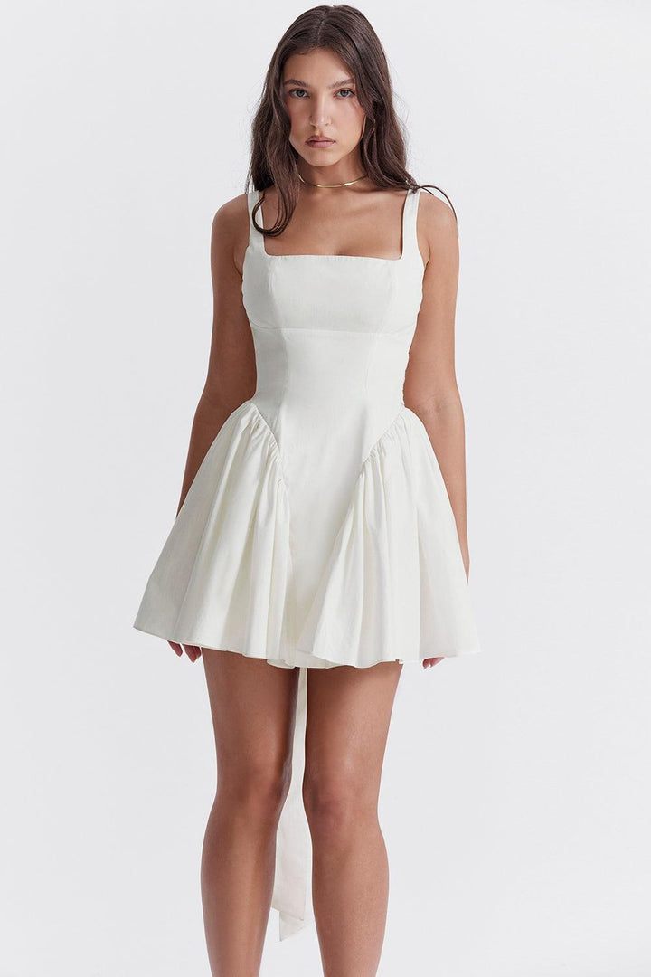 Katinka | Élégance éthérée : la robe blanche à rubans